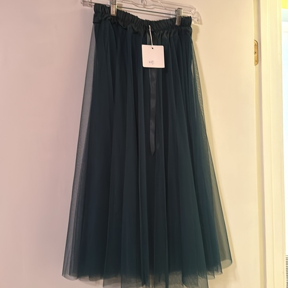 Flowy tulle skirt in green, new with tag. - Picture 2 of 5